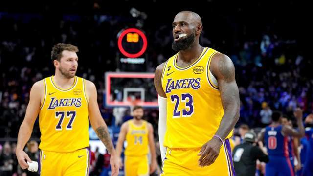 62岁马云现身NBA中国赛!猛拍成龙大腿 与贝克汉姆蔡崇信热聊