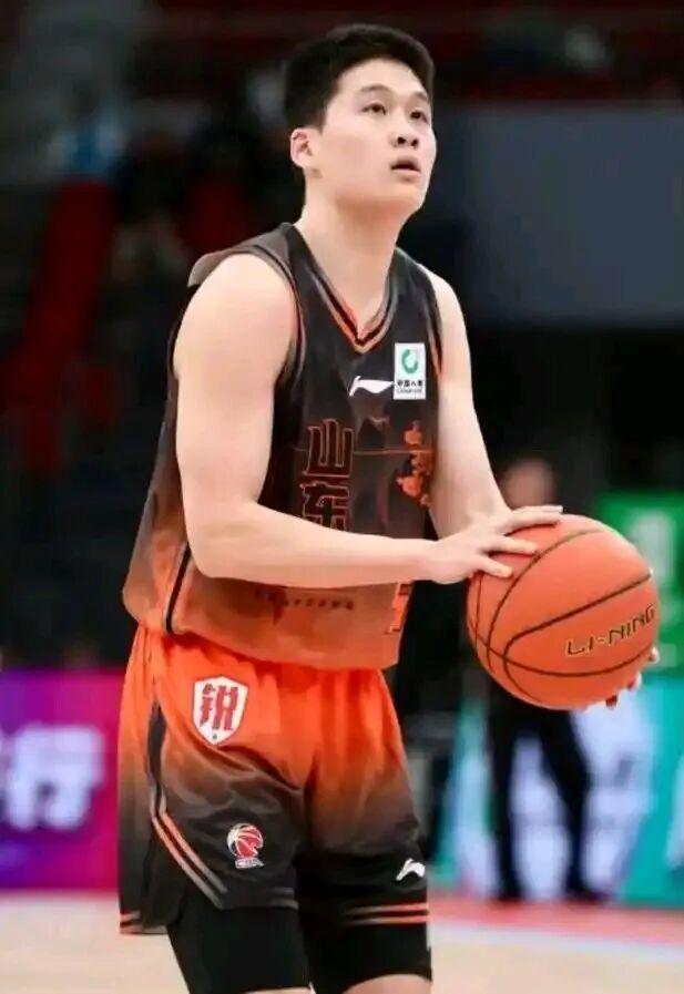 李昊首秀!韦世豪担任队长,国足对阵新加坡首发出炉,武磊替补