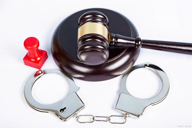 离谱!房东得知租客丈夫不在家,上厕所出来不提裤子走到女子面前