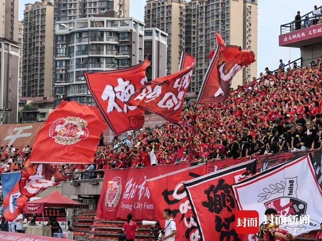 亚运会争议判罚！胡荷韬禁区线被踢，主裁判无视，媒体人怒批偏哨