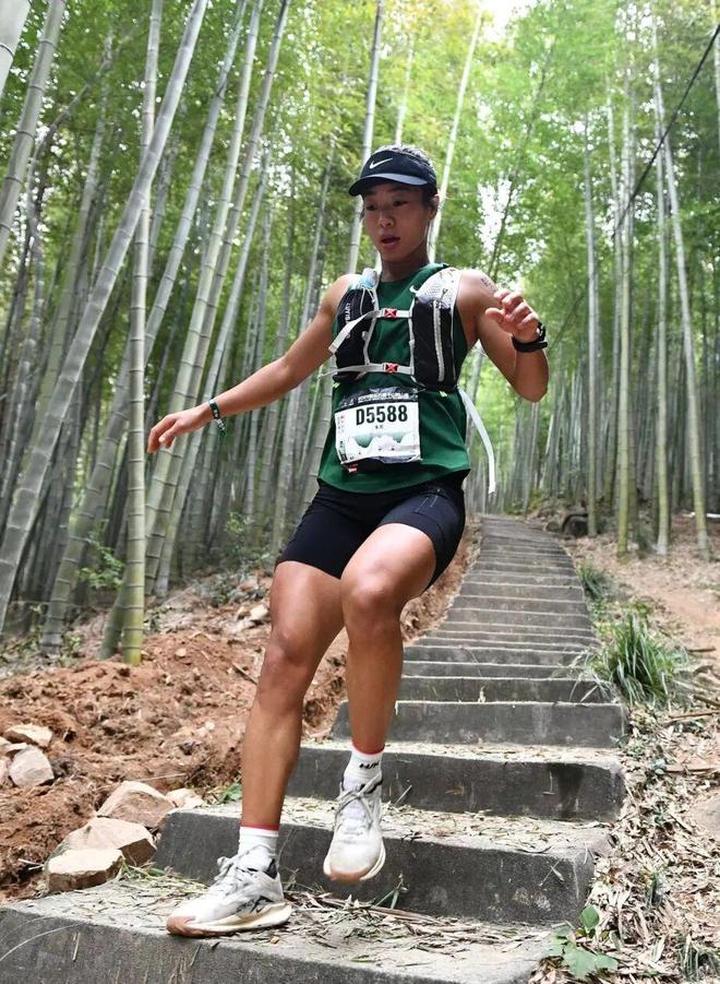 68岁临时工带进总决赛:金骑士换帅赌赢,西区黑马杀穿三强