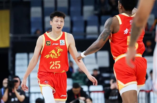 广西篮球的孤勇者,从羽球少年到CBA探花,为何他26岁才参加选秀