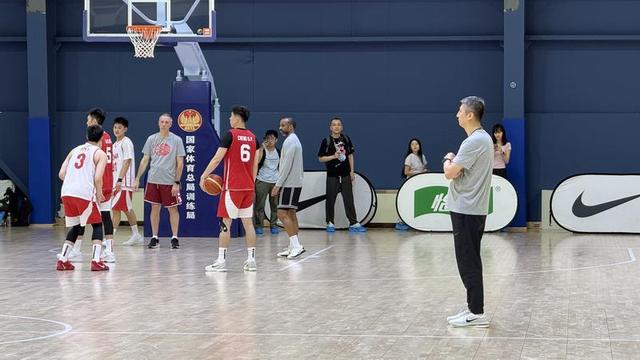 ESPN专家:詹姆斯大概率离开湖人 要腾5000万空间需放弃多人