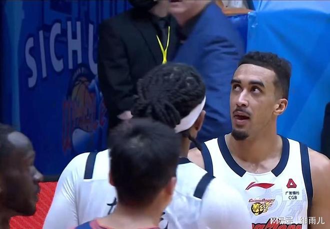 单价4位数的“小蓝泵”成中国男人心头好!一夜成交破千万,是谁在背后做推手?