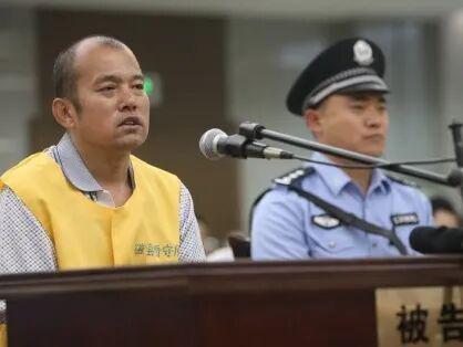 丢人！上海阿根廷球迷在警方面前公然挑衅 模仿猩猩种族歧视黑人
