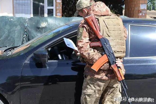 “底裤都露出来了，谁敢录你？”女生一袭红色超短裙面试教资，结局不出所料