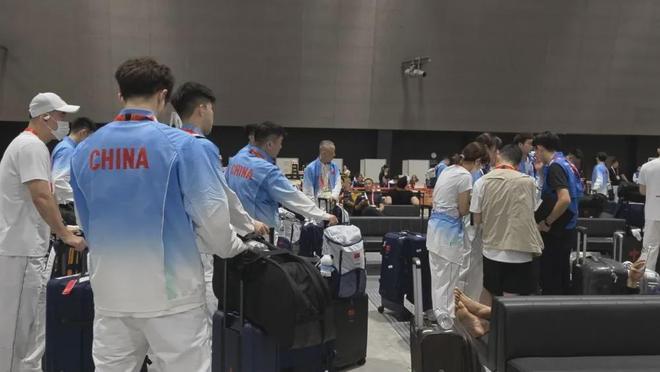 全场英格兰球迷再次大合唱《Hey Jude》,贝林厄姆挥拳庆祝