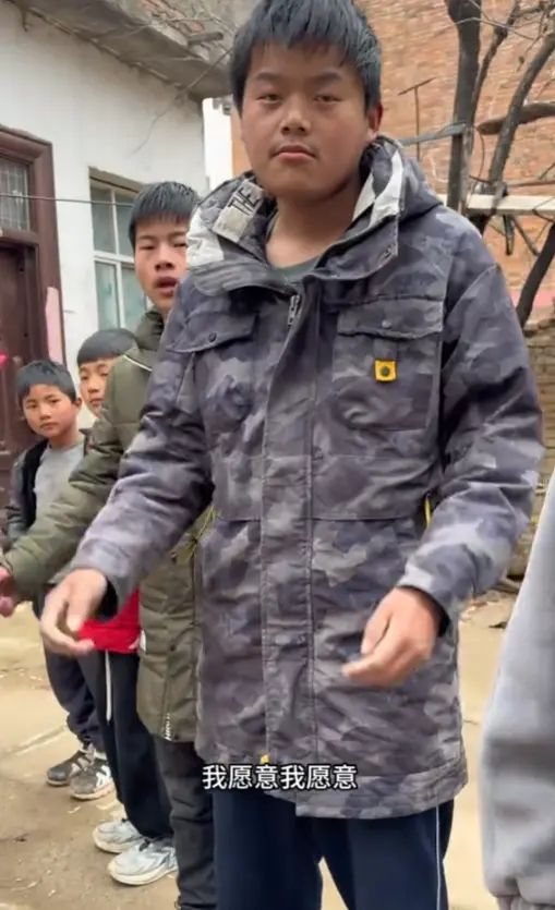 特雷杨带一家签约,被扫地出门,仍签2.1亿肥约,儿女双全很幸福