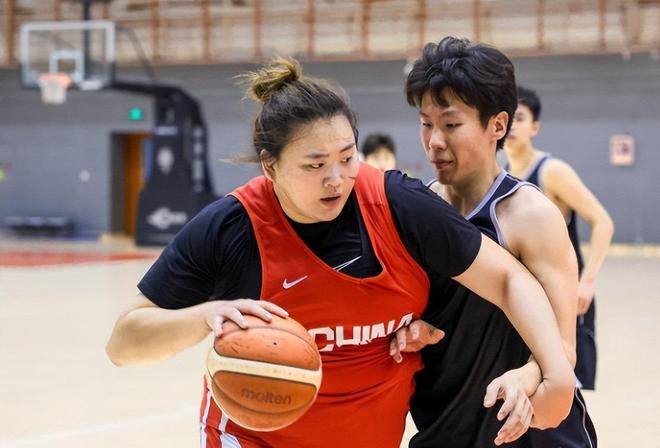 男篮最可怜国手!2米26徐昕坐穿板凳两场仅打28秒,请假暂别冲NBA