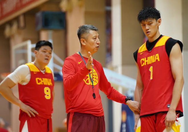 开拓者夏联主帅：杨瀚森是球队战术核心，将围绕他进行进攻