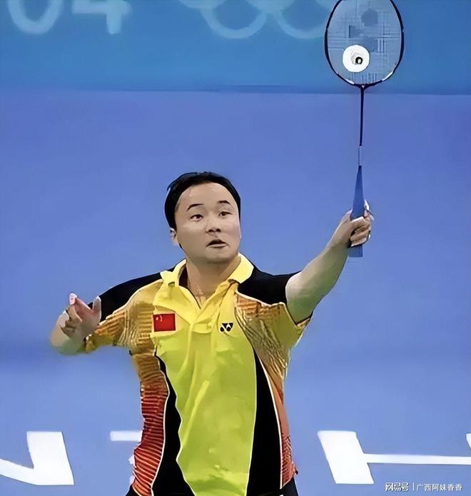 唏嘘 49岁前中超球员送外卖:一天收入三四百 李玮锋知情后伸援手