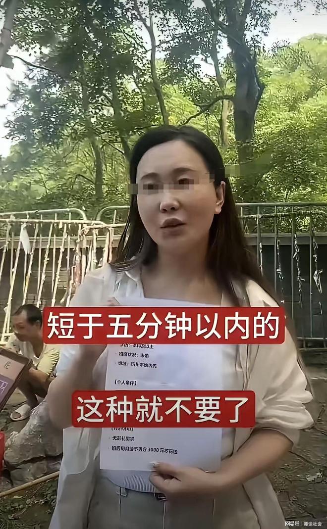 5万英镑拜师被拒收！赵心童找塞尔比学防守，塞大师一句话戳穿斯诺克江湖5万英镑递出去，对方摆手说不要