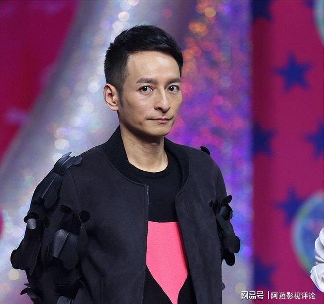有些离谱，中超广告牌上中足联网址中的“CHINA”字样被拼错