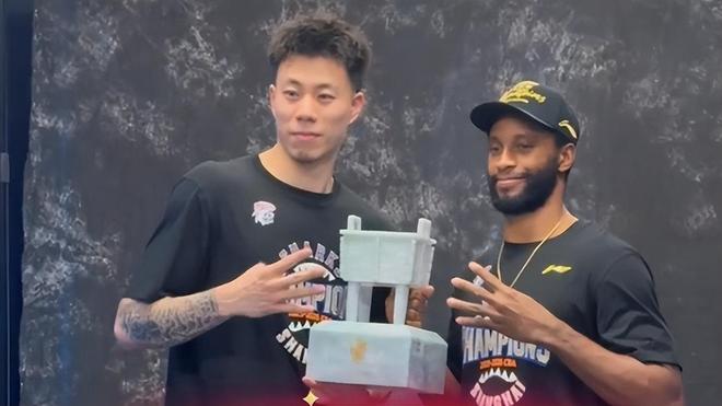 拒绝退役！曝CBA四冠王牌后卫留守上海男篮，再次携手张镇麟冲冠