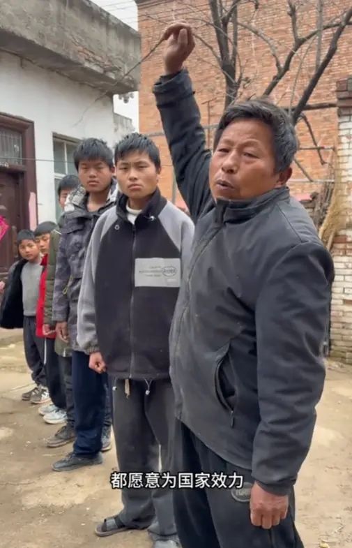 特雷杨带一家签约,被扫地出门,仍签2.1亿肥约,儿女双全很幸福