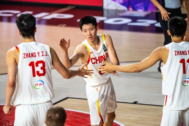 中国男篮:杨瀚森低迷贺希宁8中1,核心后卫21+7,奇兵13分