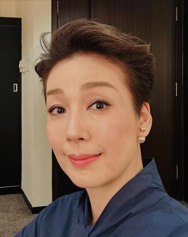 闹大了,周星驰问张艺兴:下次我还找你拍戏,零片酬行吗,张艺兴回应显情商,他在片场长时间暴晒,皮肤晒得黝黑,完全褪去了精致妆感